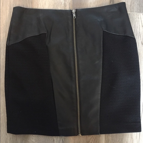 Mini black skirt with zip in the back - Picture 2 of 2
